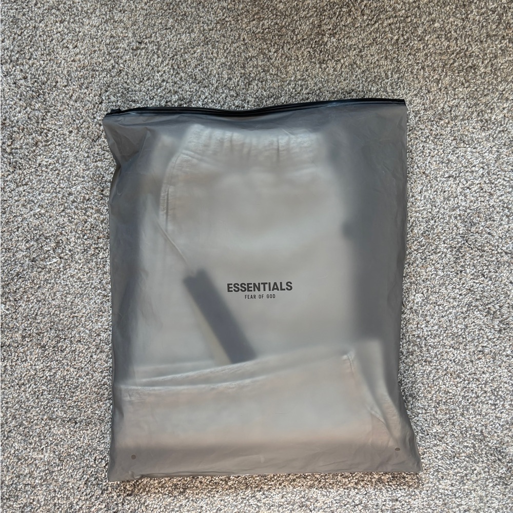 Essentials fear of god shorts - Picture 3 of 5